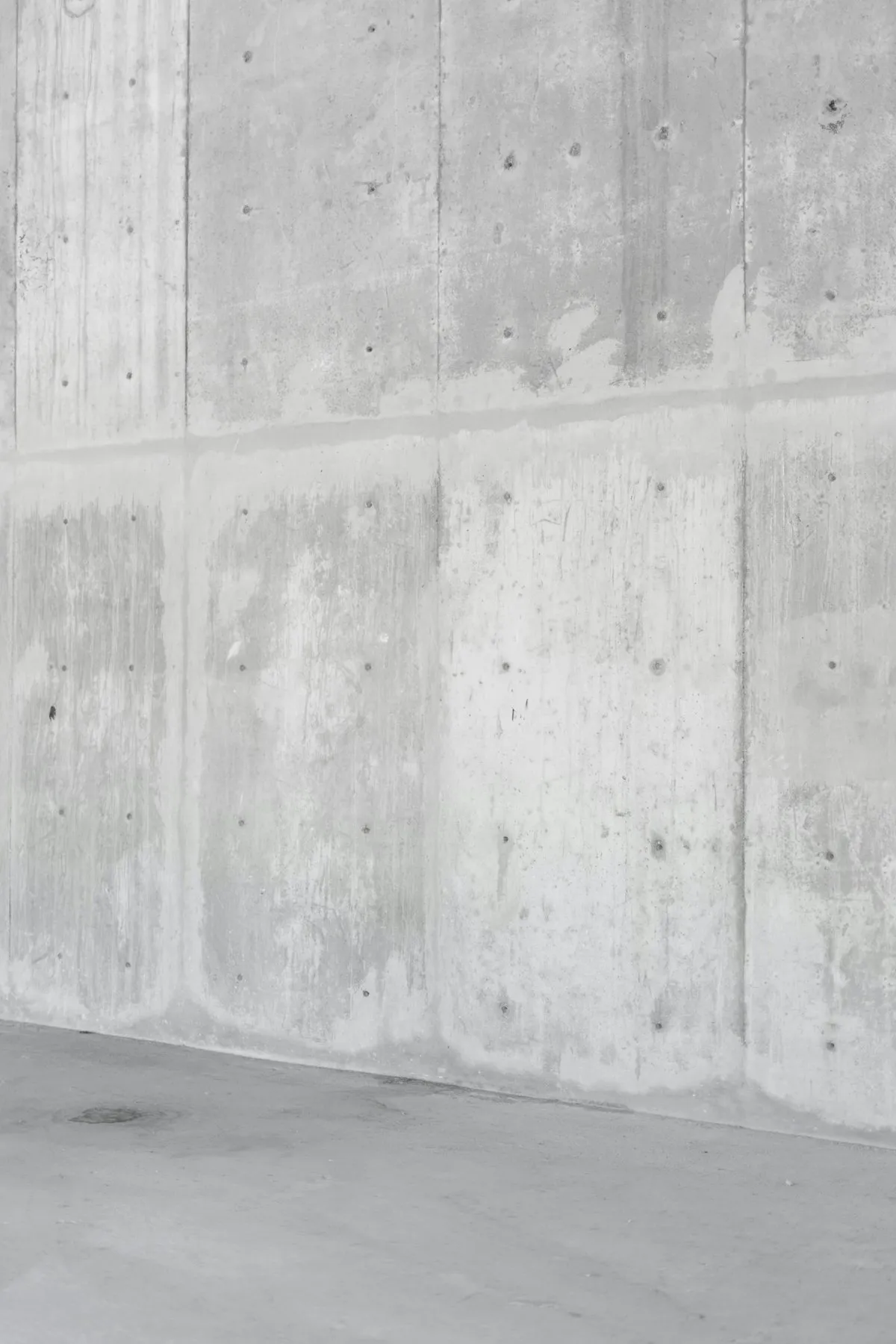 Reference image of a reinforced-concrete wall — real photos of Matta Ruiz retaining walls coming soon.